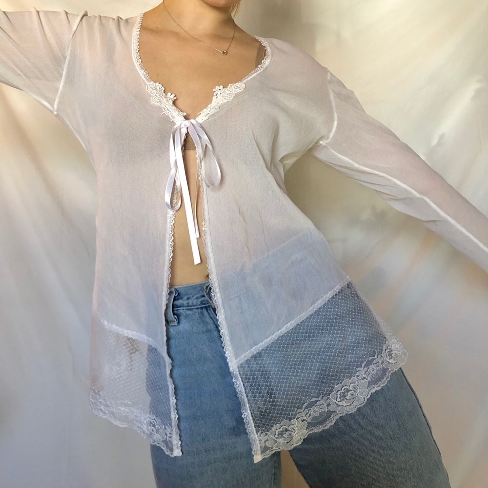 RARE Y2K / 90’S LACY TOP💌